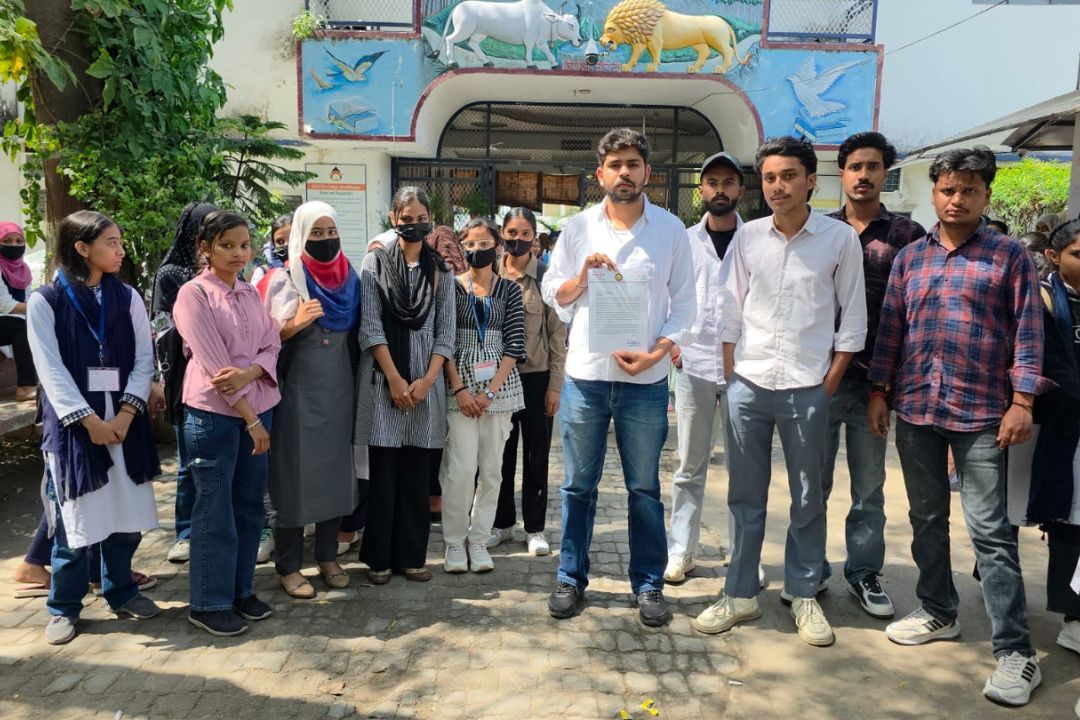 Muzaffarnagar News: परीक्षा फॉर्म के नाम पर छात्रों से वसूली का आरोप, कॉलेज परिसर में खुला पूरा खेल…
