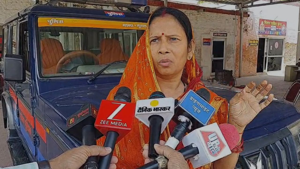 Chandauli Crime: चंदौली में मिठाई की दुकान पर दबंगई, सीसीटीवी में कैद हुई घटना