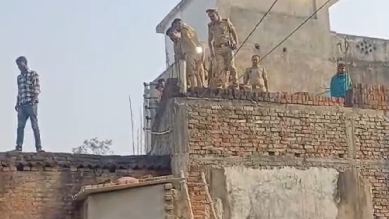 Gorakhpur Crime: नग्न हालत में मिला युवक का शव, हाथ में मिला ऐसा सामान… पुलिस भी रह गई हैरान