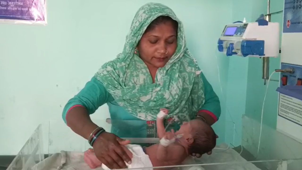 कासगंज जंक्शन पर इंसानियत की मिसाल: ट्रेन में मिली बेसहारा बच्ची, कपड़ों से पता चली उम्र