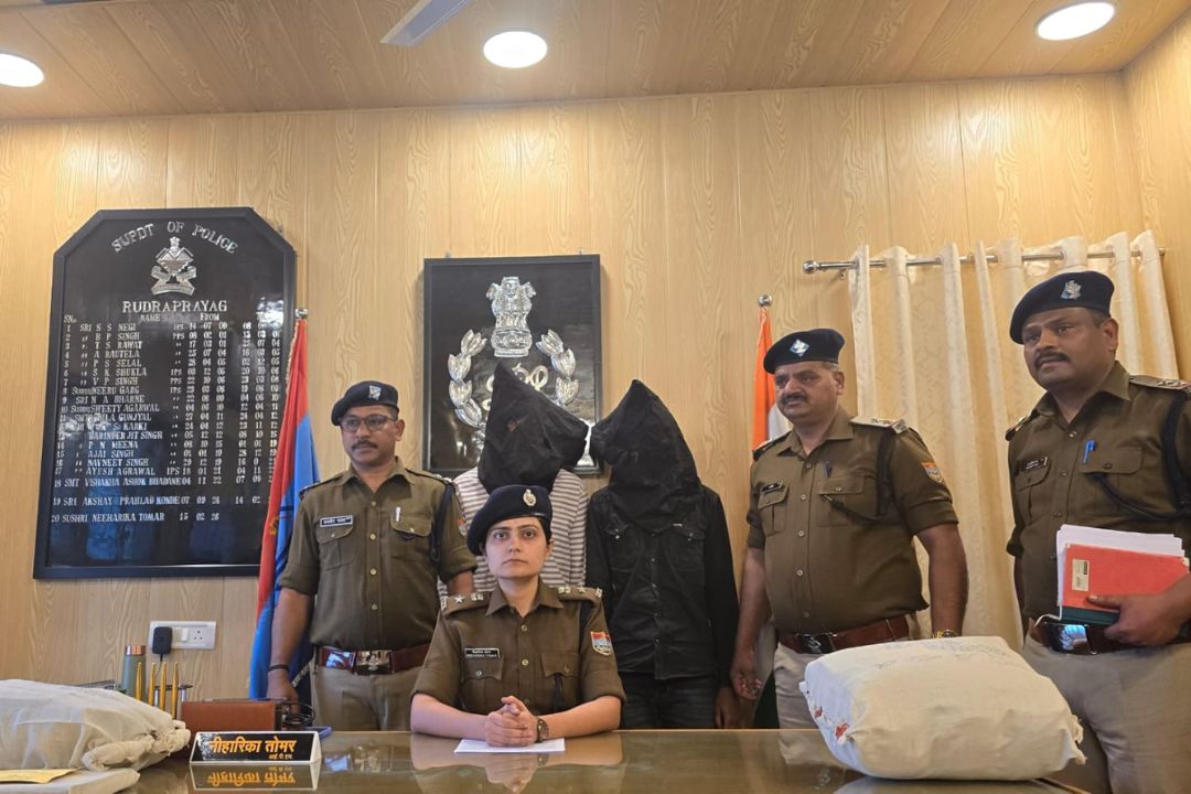 रुद्रप्रयाग पुलिस कार्यालय में भावुक पल, एलआईयू निरीक्षक को दी भावभीनी विदाई