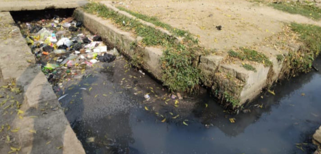 गोरखपुर: खुला गहरा नाला बना खतरा, दो साल पहले बच्चे की मौत से हड़कंप