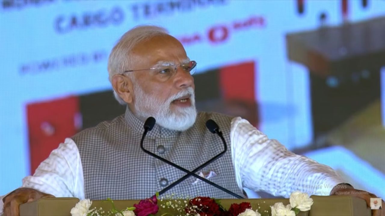 जेवर एयरपोर्ट के उद्घाटन पर पीएम मोदी का अनोखा अंदाज, कहा- मैंने सिर्फ पर्दा हटाया…