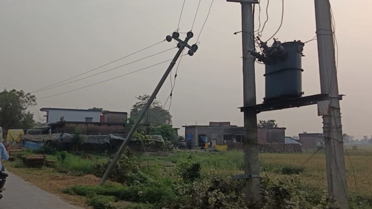 महराजगंज: हाईटेंशन पोल गिरने के कगार पर, विभाग अभी भी चुप!