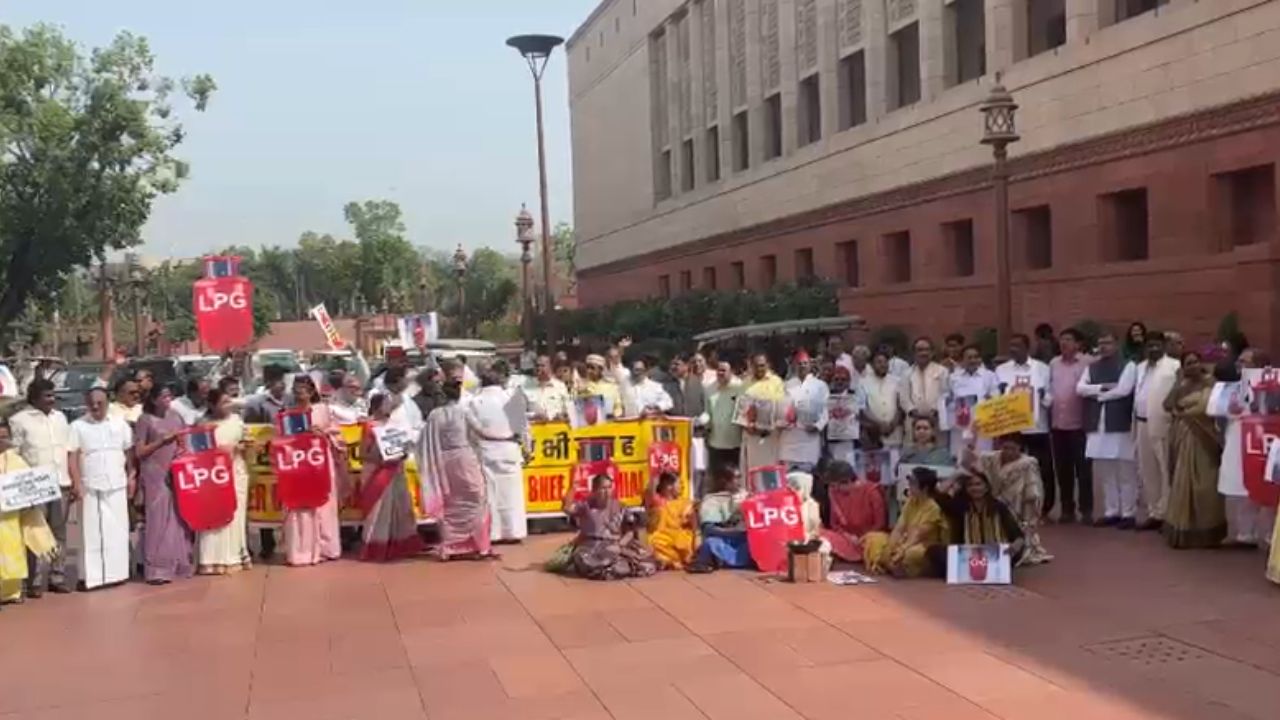LPG कीमतों पर लोकसभा में हंगामा, विपक्ष के विरोध के बीच कार्यवाही दोपहर 12 बजे तक स्थगित