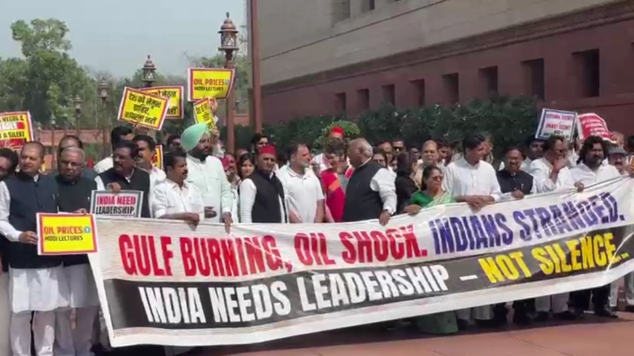 राहुल गांधी, अखिलेश यादव समेत कई विपक्षी सांसदों की जोरदार नारेबाजी, लगे ‘कंप्रोमाइज्ड और सरेंडर… सरेंडर’ के नारे, देखिये वीडियो