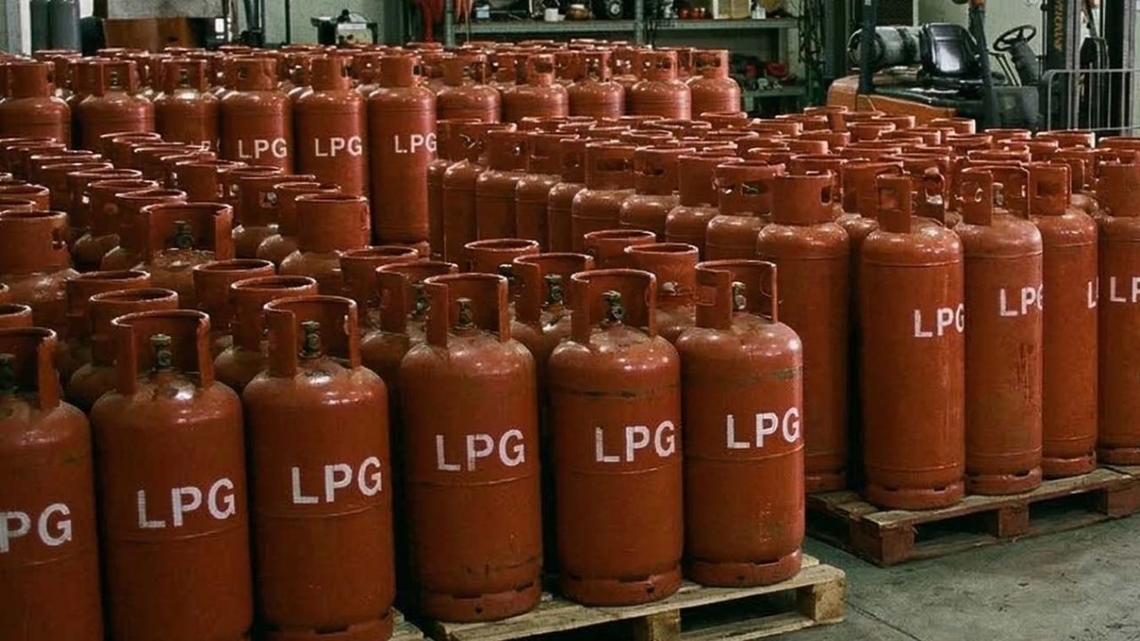 LPG Gas Cylinder Rule: बुकिंग के कितने दिन बाद मिल सकेगा सिलेंडर,जानिये नए नियमों के बारे में