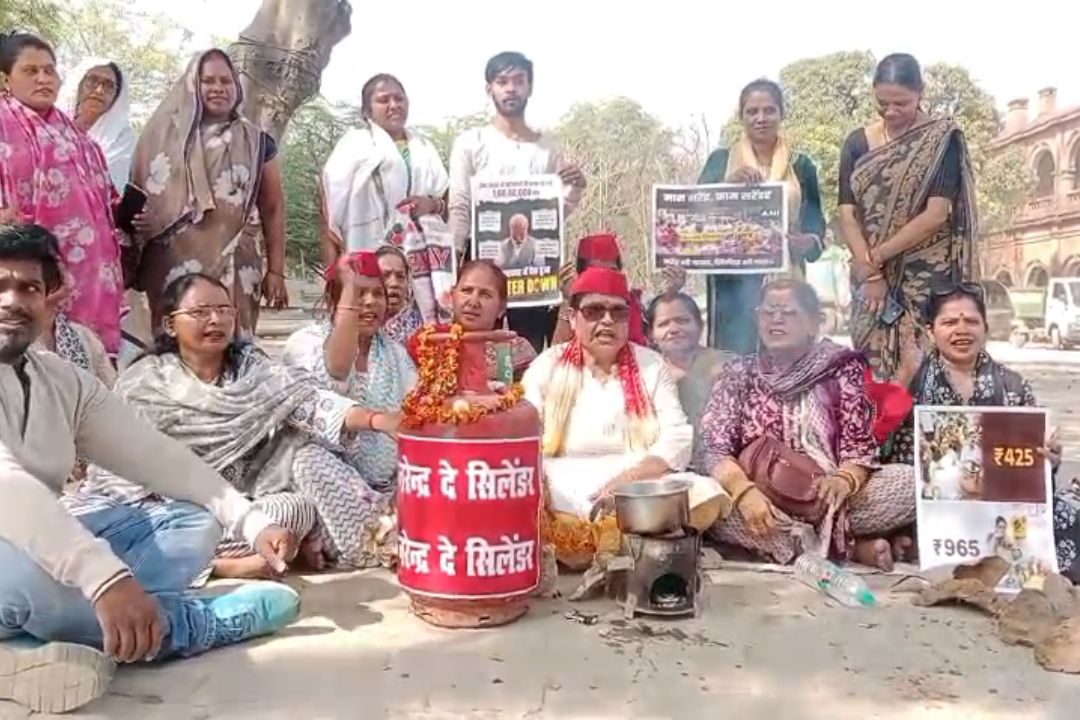 रसोई गैस की किल्लत और महंगाई ने किया बेहाल, प्रयागराज में सपा महिला सभा का प्रदर्शन