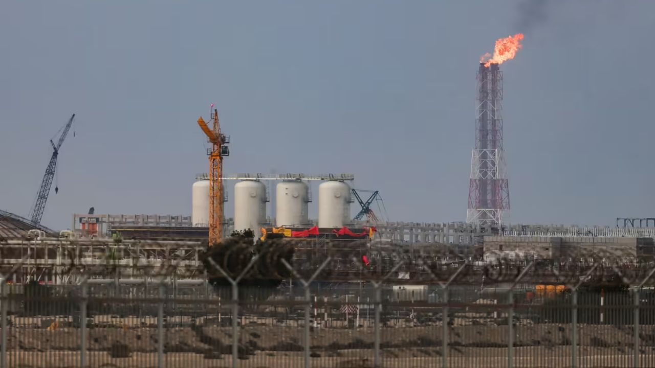 LNG सप्लाई पर संकट: भारत-चीन तक असर, कतर ने मानी बड़ी चोट