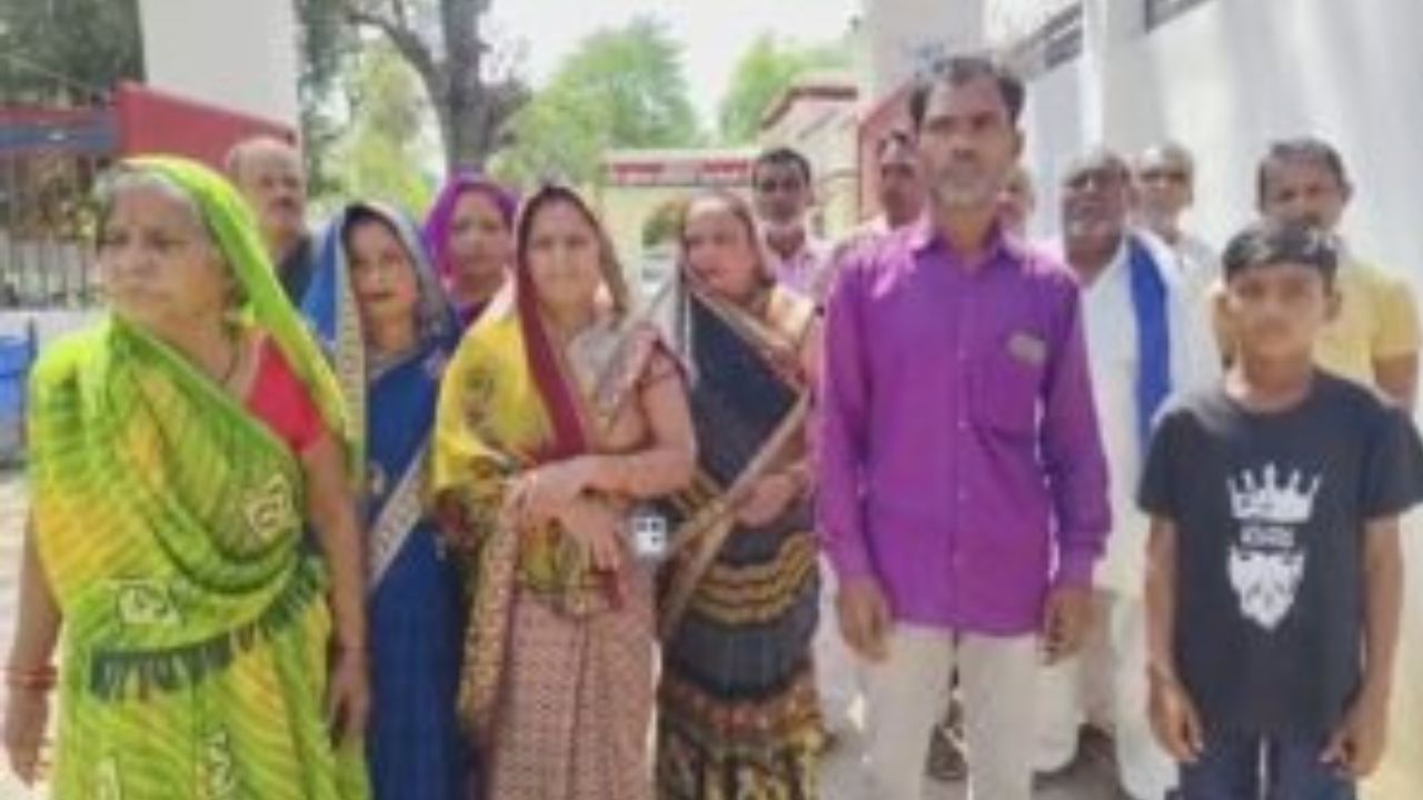 Raebareli: ग्रामीणों ने SP कार्यालय पहुंचकर सिपाहियों पर लगाएं ये गंभीर आरोप, जानिये क्या है पूरा मामला?