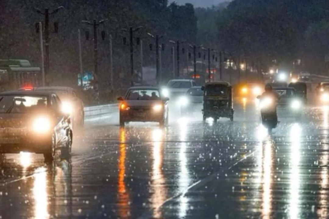 दिल्ली-NCR में मौसम का यू-टर्न! तेज आंधी-बारिश से बदला मिजाज… 22 उड़ानों का रूट बदला