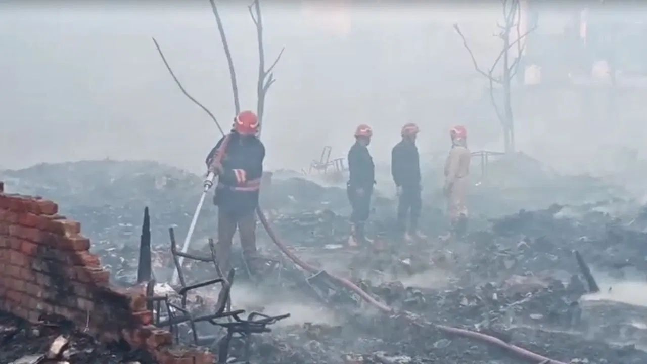 Delhi Fire: रिठाला की झुग्गयों में आग का तांडव, 50 से ज्यादां आशियाने उजड़े; शव भी हुआ बरामद