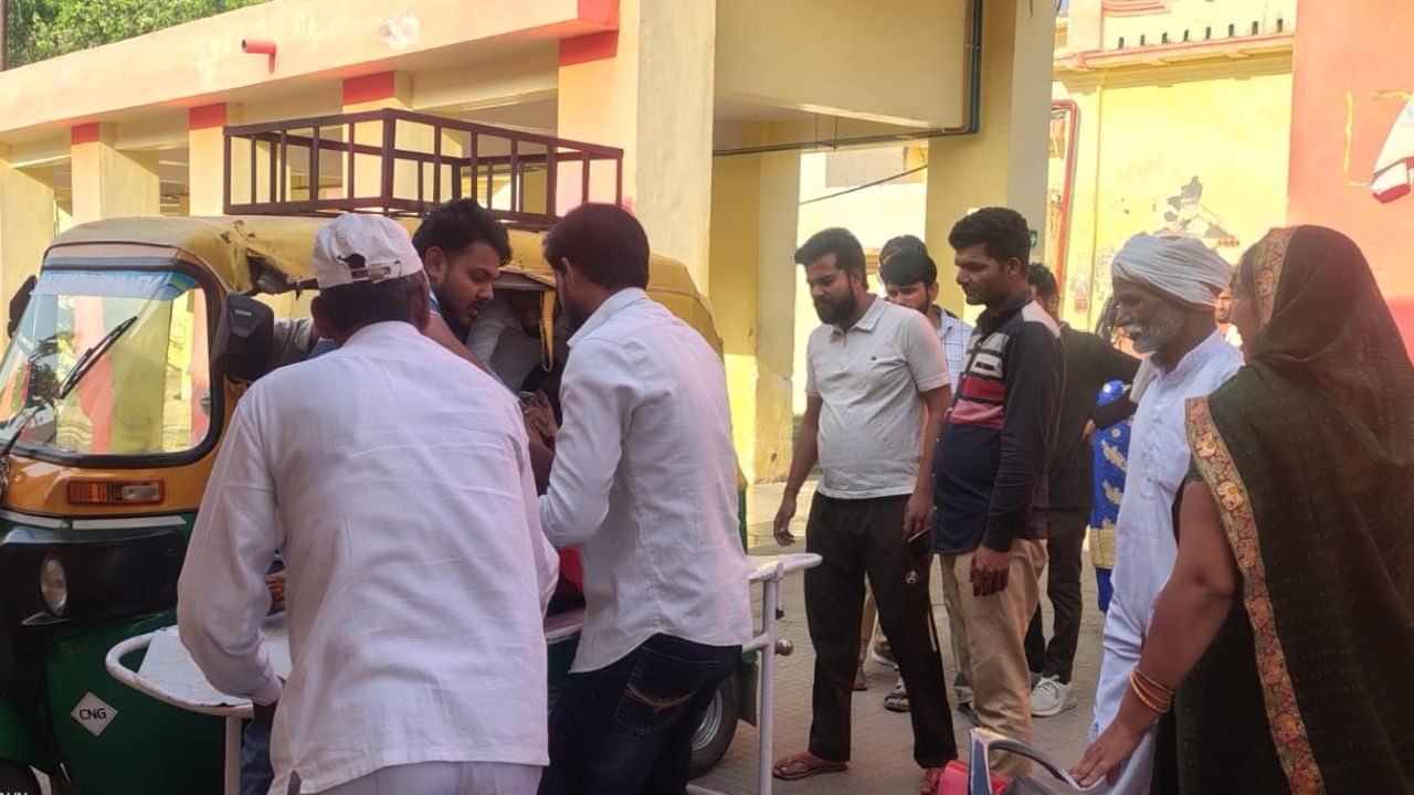 Accident In Budaun: दर्शन कर लौट रही महिला को तेज रफ्तार बाइक ने कुचला, हादसे में दर्दनाक मौत से मची अफरा- तफरी