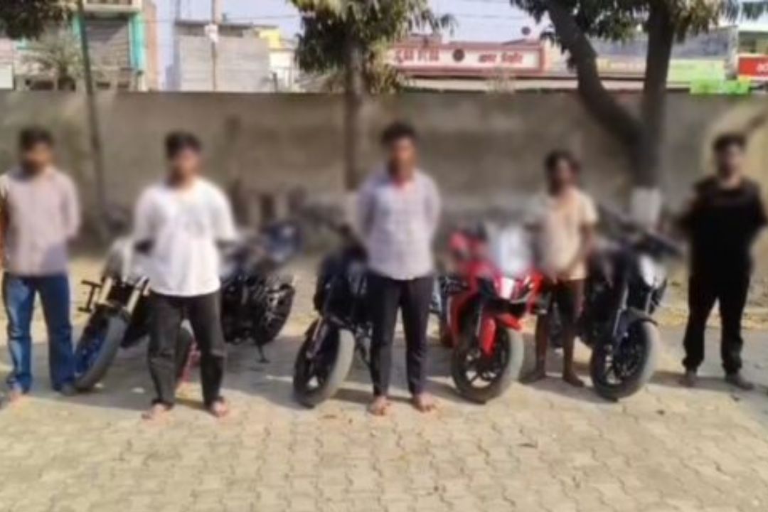 गोरखपुर में सड़क पर स्टंट कर रहे युवकों का वीडियो वायरल, फिर जो हुआ…