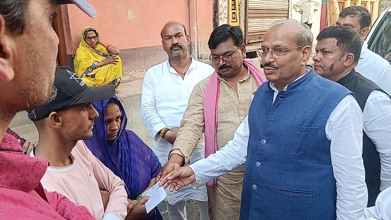 शादी की खुशियों पर टूटा मातम: सिसवा में पिता-पुत्र की मौत, पूर्व मंत्री सुशील टिबड़ेवाल ने पीड़ित परिवार से की मुलाकात