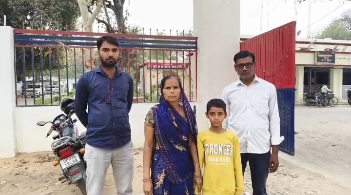 रायबरेली में दबंगों का आतंक! दुकान पर कब्जे करने की कोशिश, विरोध करने पर दौड़ा-दौड़ाकर पीटा, SP ऑफिस पहुंचा पूरा परिवार