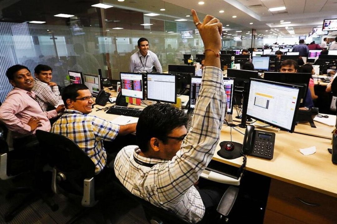 Share Market: क्रूड सस्ता होते ही बाजार में तेजी, सेंसेक्स-निफ्टी मजबूत; ऑयल कंपनियों के शेयर फिसले