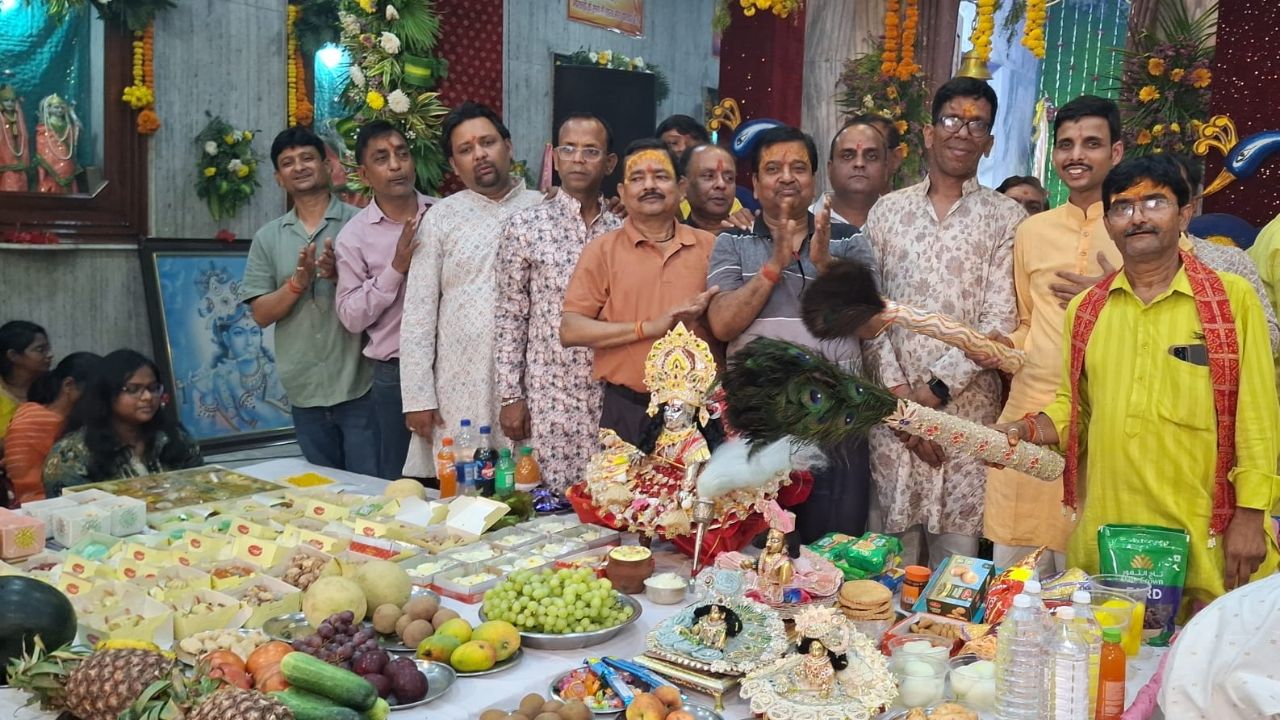 सिसवा श्रीश्याम महोत्सव में उमड़ा जनसैलाब, लड्डू गोपाल को अर्पित किया छप्पन भोग, भक्ति में डूबे श्रद्धालु