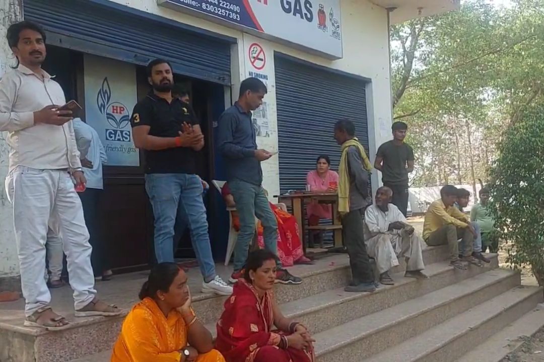 सोनभद्र में गैस सिलेंडर के लिए उमड़ी भीड़, ओटीपी और कम सप्लाई से हुआ ये हाल…