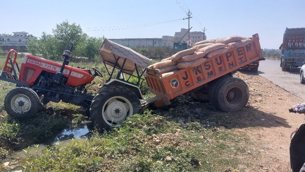 सोनभद्र में तेज रफ्तार हाईवा ने सीमेंट लदे ट्रैक्टर को मारी टक्कर, मची अफरा-तफरी