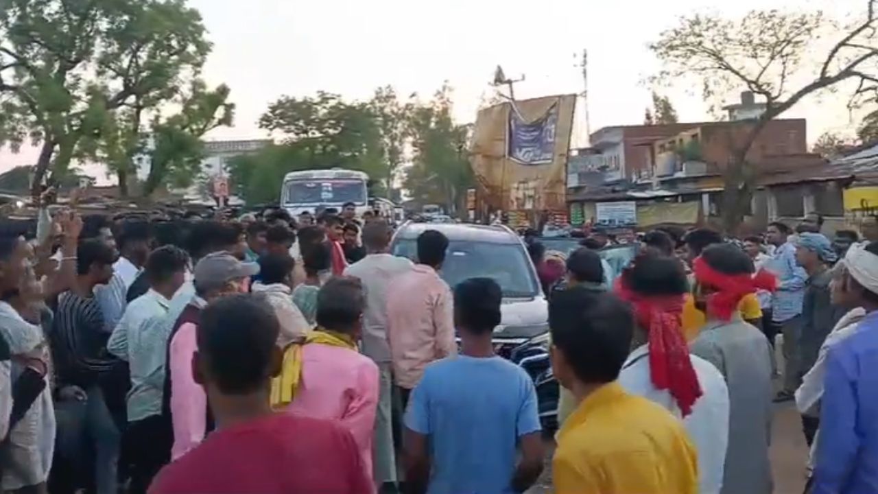 सोनभद्र में बच्चा चोरी के शक में जमकर हंगामा, चालक को पीटा