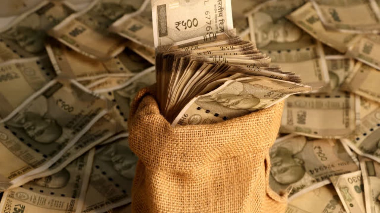 SIP कैलकुलेटर के अनुसार, अगर आप SIP के ज़रिए हर महीने ₹5,000 जमा करते हैं, तो एक साल में आपके पास ₹60,000 (₹5,000 x 12) जमा हो जाएँगे। ₹60,000 की सालाना दर से, 26 सालों में आपका कुल निवेश ₹15,60,000 हो जाएगा। अगर SIP निवेश पर 12% के अनुमानित सालाना रिटर्न के आधार पर हिसाब लगाया जाए, तो आपको अपनी निवेशित पूंजी पर लगभग ₹91,95,560 का रिटर्न मिलेगा। नतीजतन, आपकी कुल निवेशित पूंजी और मिले हुए रिटर्न को मिलाकर कुल रकम ₹1,07,55,560 तक पहुँच जाएगी। SIP कैलकुलेटर के अनुसार, अगर आप SIP के ज़रिए हर महीने ₹5,000 जमा करते हैं, तो एक साल में आपके पास ₹60,000 (₹5,000 x 12) जमा हो जाएँगे। ₹60,000 की सालाना दर से, 26 सालों में आपका कुल निवेश ₹15,60,000 हो जाएगा। अगर SIP निवेश पर 12% के अनुमानित सालाना रिटर्न के आधार पर हिसाब लगाया जाए, तो आपको अपनी निवेशित पूंजी पर लगभग ₹91,95,560 का रिटर्न मिलेगा। नतीजतन, आपकी कुल निवेशित पूंजी और मिले हुए रिटर्न को मिलाकर कुल रकम ₹1,07,55,560 तक पहुँच जाएगी।