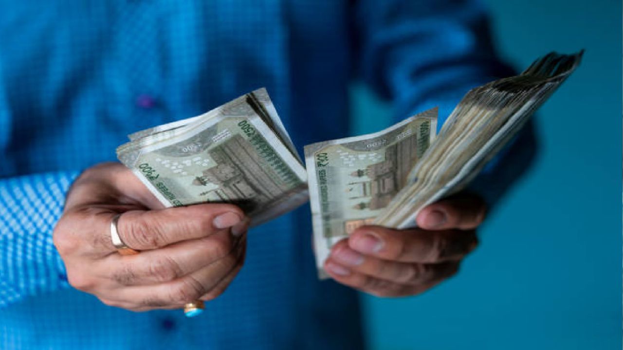 New Delhi: हर किसी को पैसे कमाना और बचाना पसंद होता है। नौकरीपेशा लोगों से लेकर दिहाड़ी मज़दूरों तक, हर कोई समय के साथ थोड़ी-थोड़ी बचत करके एक बड़ा फंड जमा करने की ख्वाहिश रखता है। क्या आपको अंदाज़ा है कि महीने या रोज़ाना के आधार पर कितनी बचत करने और कितने समय तक बचत करने से कोई करोड़पति (जिसके पास 1 करोड़ रुपये की संपत्ति हो) बन सकता है? इसका जवाब है 26 साल; अगर आप हर महीने ₹5,000 बचाते हैं, तो आप 26 साल में या उससे भी कम समय में करोड़पति बन सकते हैं। यह सपना हर महीने ₹5,000 की बचत से पूरा हो सकता है, जो कि रोज़ाना सिर्फ़ ₹166 के बराबर है। New Delhi: हर किसी को पैसे कमाना और बचाना पसंद होता है। नौकरीपेशा लोगों से लेकर दिहाड़ी मज़दूरों तक, हर कोई समय के साथ थोड़ी-थोड़ी बचत करके एक बड़ा फंड जमा करने की ख्वाहिश रखता है। क्या आपको अंदाज़ा है कि महीने या रोज़ाना के आधार पर कितनी बचत करने और कितने समय तक बचत करने से कोई करोड़पति (जिसके पास 1 करोड़ रुपये की संपत्ति हो) बन सकता है? इसका जवाब है 26 साल; अगर आप हर महीने ₹5,000 बचाते हैं, तो आप 26 साल में या उससे भी कम समय में करोड़पति बन सकते हैं। यह सपना हर महीने ₹5,000 की बचत से पूरा हो सकता है, जो कि रोज़ाना सिर्फ़ ₹166 के बराबर है।