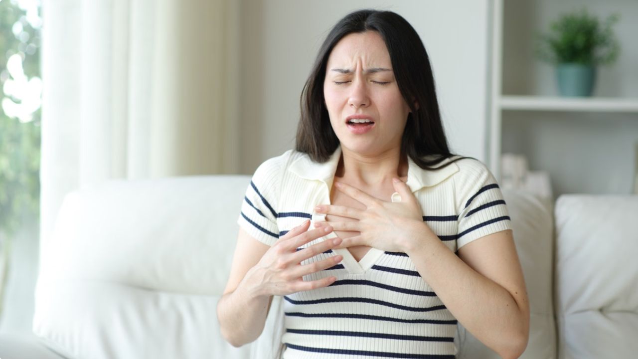 फीमेल जेनिटल टीबी फेलोपियन ट्यूब, गर्भाशय, ओवरी और सर्विक्स को प्रभावित कर सकती है। सबसे अधिक असर फेलोपियन ट्यूब पर होता है, जिससे गर्भधारण मुश्किल हो जाता है। असामान्य पीरियड्स, पेल्विक पेन और डिस्चार्ज जैसी सामान्य समस्याएं अक्सर नजरअंदाज कर दी जाती हैं, जिससे बीमारी गंभीर हो जाती है।(फोटो सोर्स- इंटरनेट) फीमेल जेनिटल टीबी फेलोपियन ट्यूब, गर्भाशय, ओवरी और सर्विक्स को प्रभावित कर सकती है। सबसे अधिक असर फेलोपियन ट्यूब पर होता है, जिससे गर्भधारण मुश्किल हो जाता है। असामान्य पीरियड्स, पेल्विक पेन और डिस्चार्ज जैसी सामान्य समस्याएं अक्सर नजरअंदाज कर दी जाती हैं, जिससे बीमारी गंभीर हो जाती है।(फोटो सोर्स- इंटरनेट)