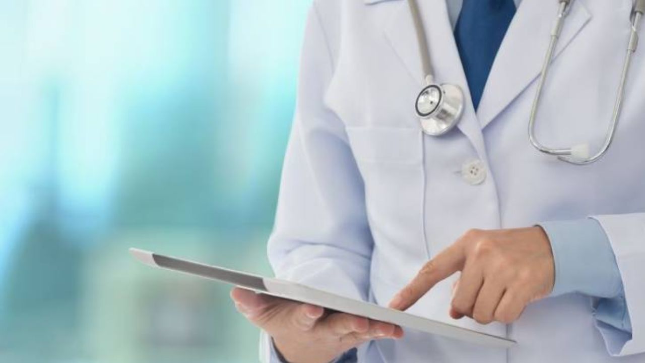 टीबी का इलाज संभव है, लेकिन पूरा एंटीबायोटिक कोर्स लेना जरूरी है। समय पर इलाज न मिलने पर यह न केवल प्रजनन क्षमता को प्रभावित करता है, बल्कि जीवन की गुणवत्ता भी खराब करता है। महिलाओं में जागरूकता, सही डायग्नोसिस और पोषण सुधार इसके नियंत्रण में मदद कर सकते हैं।(फोटो सोर्स- इंटरनेट) टीबी का इलाज संभव है, लेकिन पूरा एंटीबायोटिक कोर्स लेना जरूरी है। समय पर इलाज न मिलने पर यह न केवल प्रजनन क्षमता को प्रभावित करता है, बल्कि जीवन की गुणवत्ता भी खराब करता है। महिलाओं में जागरूकता, सही डायग्नोसिस और पोषण सुधार इसके नियंत्रण में मदद कर सकते हैं।(फोटो सोर्स- इंटरनेट)