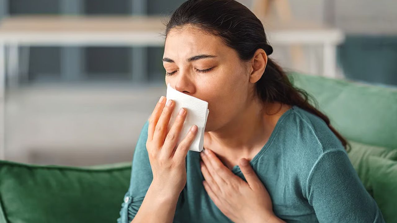 टीबी के लक्षणों में बुखार, रात में पसीना, वजन कम होना और भूख न लगना शामिल हैं। कमजोर इम्यूनिटी, डायबिटीज, HIV, खराब जीवनशैली और पोषण की कमी इसे तेजी से बढ़ाते हैं। भीड़भाड़ वाले इलाके और स्वास्थ्य सेवाओं की कमी भी इसके फैलाव का बड़ा कारण हैं। समय रहते पहचान से गंभीर परिणाम टाले जा सकते हैं।(फोटो सोर्स- इंटरनेट) टीबी के लक्षणों में बुखार, रात में पसीना, वजन कम होना और भूख न लगना शामिल हैं। कमजोर इम्यूनिटी, डायबिटीज, HIV, खराब जीवनशैली और पोषण की कमी इसे तेजी से बढ़ाते हैं। भीड़भाड़ वाले इलाके और स्वास्थ्य सेवाओं की कमी भी इसके फैलाव का बड़ा कारण हैं। समय रहते पहचान से गंभीर परिणाम टाले जा सकते हैं।(फोटो सोर्स- इंटरनेट)