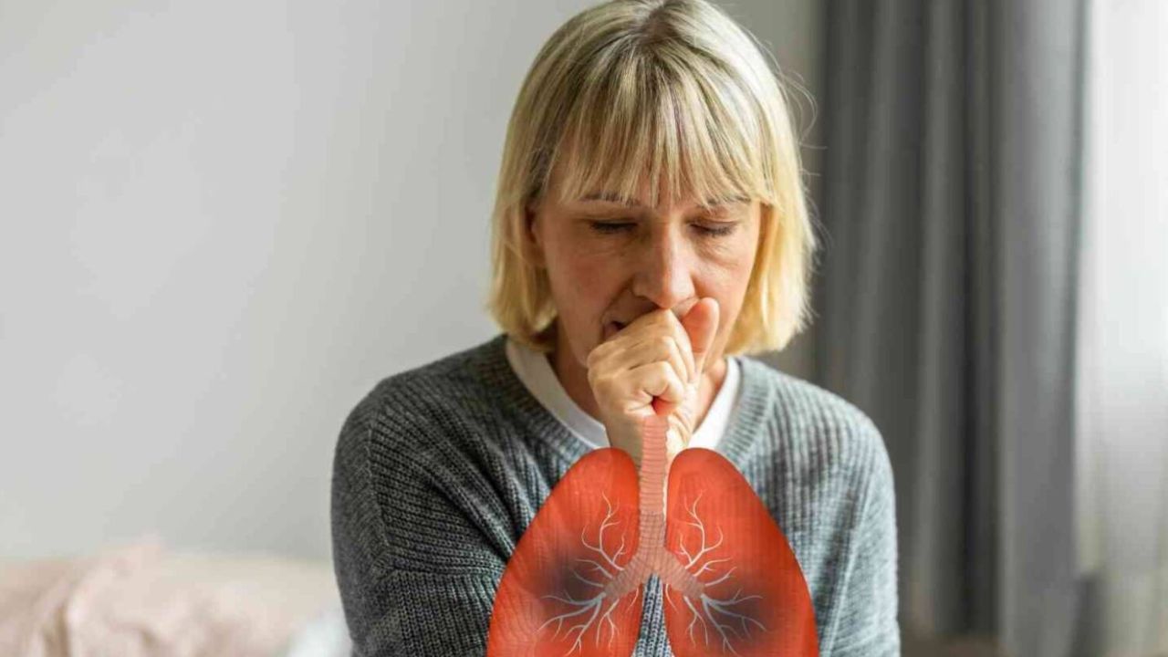 टीबी अब महिलाओं में साइलेंट किलर के रूप में उभर रही है। इसके लक्षण अक्सर अस्पष्ट होते हैं, जिससे बीमारी लंबे समय तक छिपी रहती है। समय पर पहचान और इलाज न मिलने पर यह जानलेवा हो सकती है। हवा के जरिए फैलने वाला यह बैक्टीरियल इंफेक्शन खांसी, छींक या थूक के माध्यम से दूसरों तक पहुंचता है।(फोटो सोर्स- इंटरनेट) टीबी अब महिलाओं में साइलेंट किलर के रूप में उभर रही है। इसके लक्षण अक्सर अस्पष्ट होते हैं, जिससे बीमारी लंबे समय तक छिपी रहती है। समय पर पहचान और इलाज न मिलने पर यह जानलेवा हो सकती है। हवा के जरिए फैलने वाला यह बैक्टीरियल इंफेक्शन खांसी, छींक या थूक के माध्यम से दूसरों तक पहुंचता है।(फोटो सोर्स- इंटरनेट)