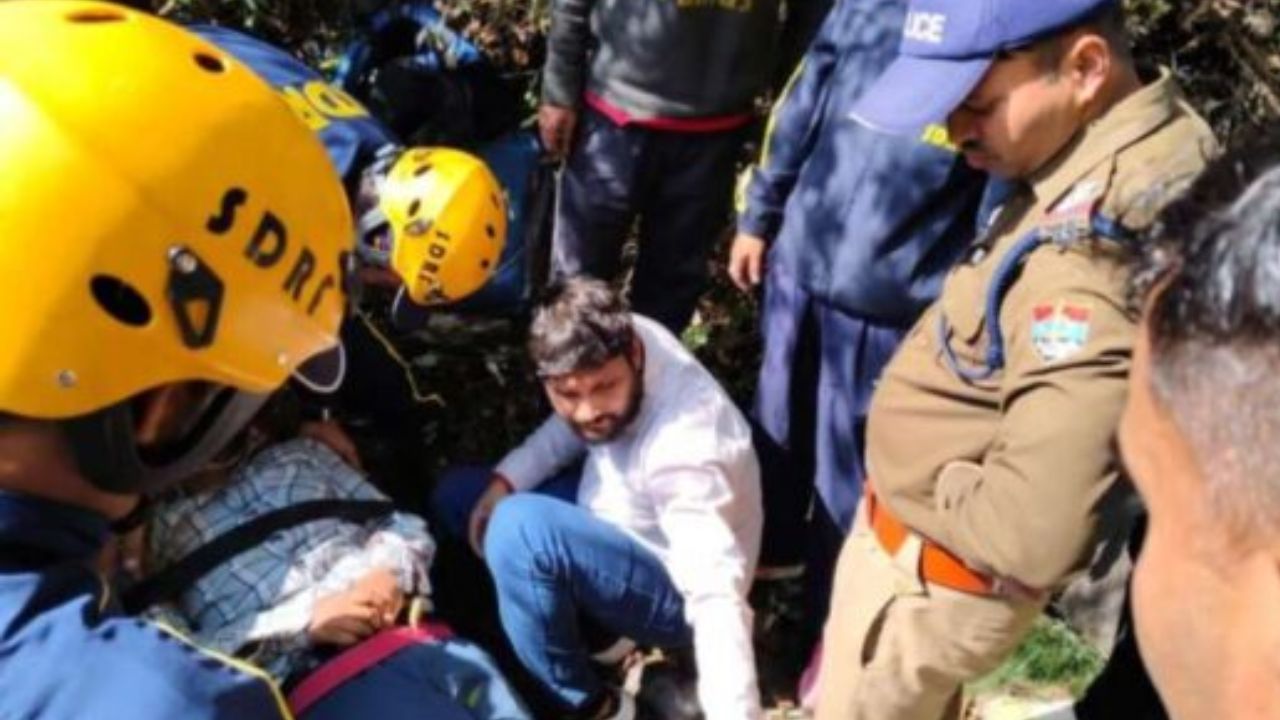 नैनीताल में खाई में गिरी कार, दर्शन को निकले दो युवकों की मौत, उन्नाव में पसरा मातम