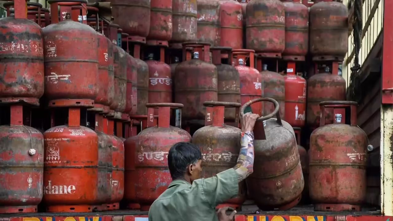 LPG Crisis: गैस बुकिंग पर सामने आया बड़ा अपडेट, इन उपभोक्ताओं को नहीं मिल सकेगा सिलेंडर; जानिये नए नियम के बारे में