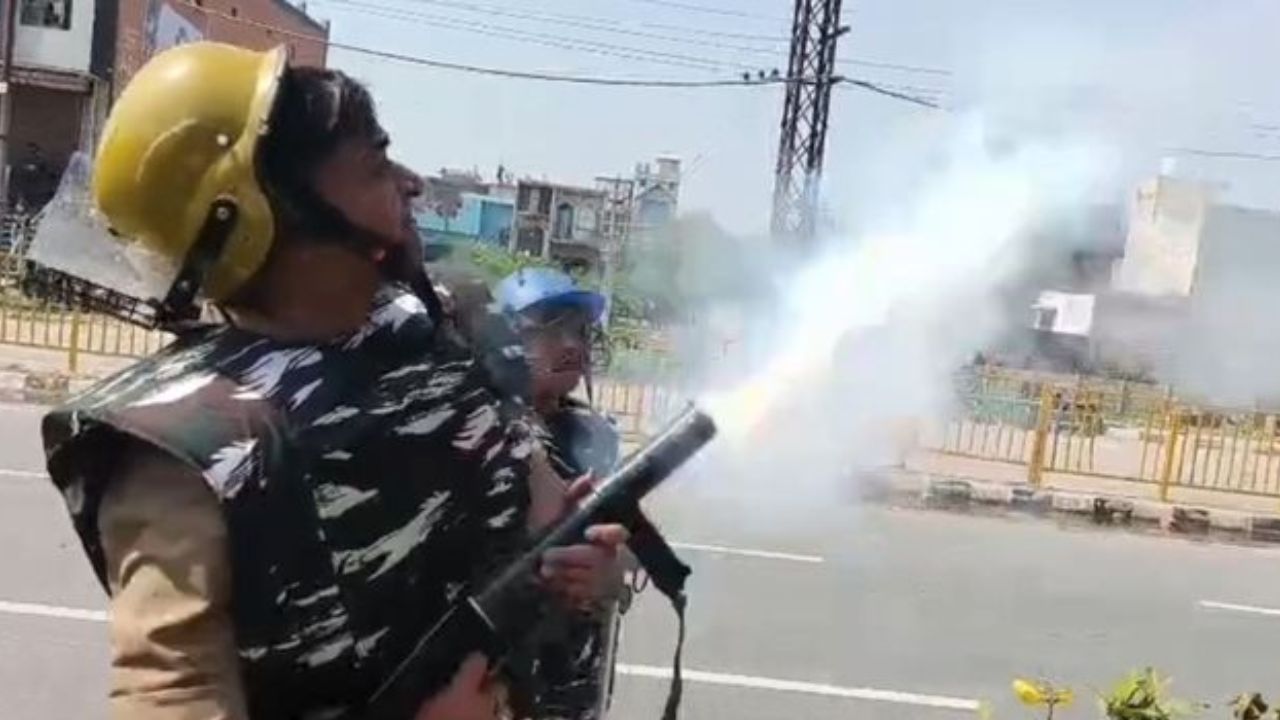 फायरिंग और पत्थरबाजी से गूंजा मथुरा हाईवे, पुलिस ने किया लाठीचार्ज; जानिये पूरा अपडेट