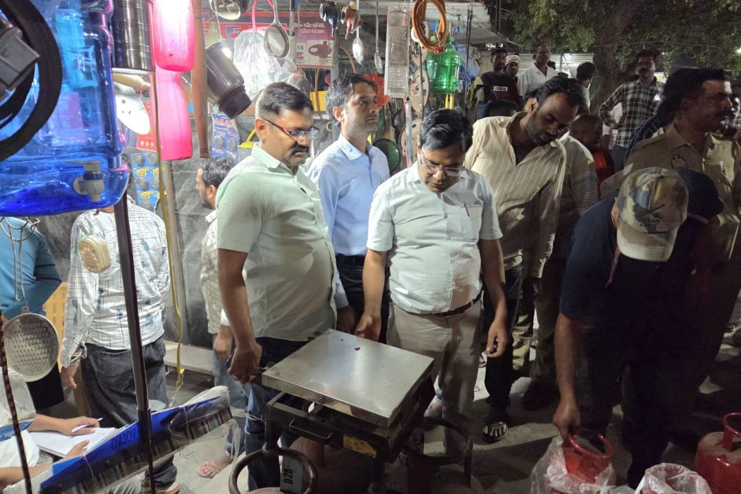 Sonbhadra News: गैस सिलेन्डरों की जमाखोरी की शिकायत का जिलाधिकारी ने लिया सज्ञान, पढ़ें पूरी खबर