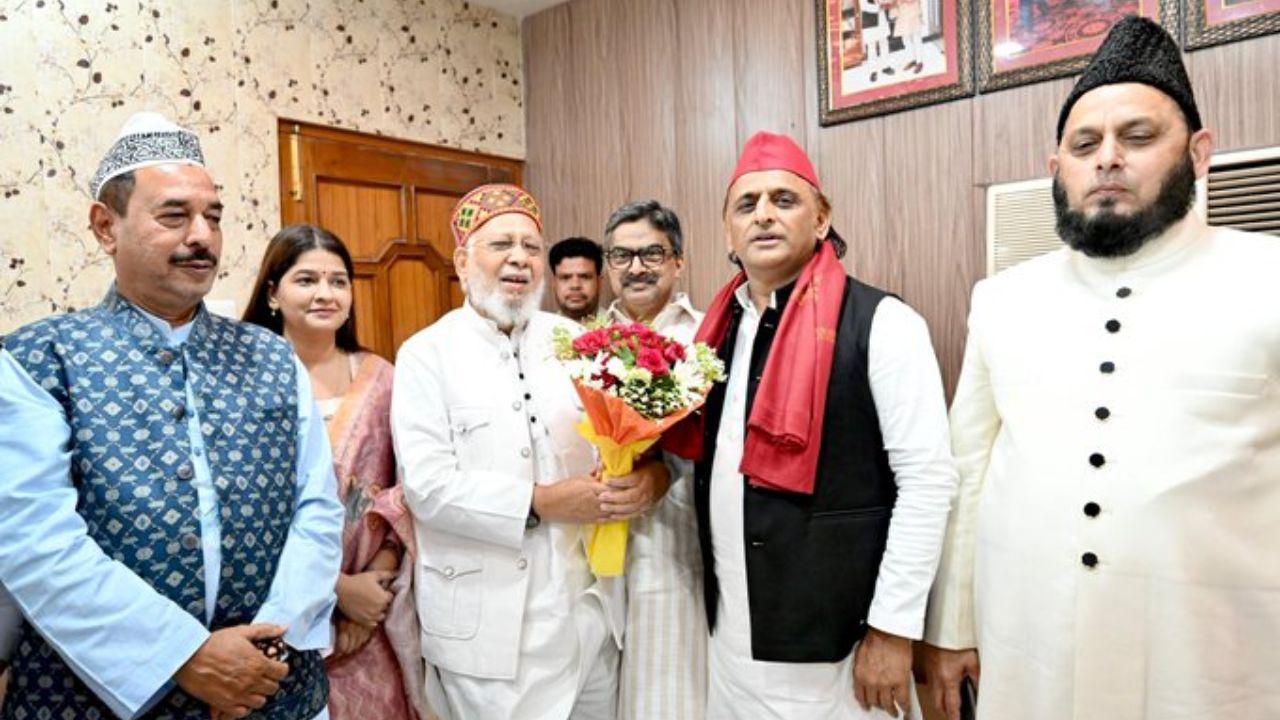 Politics: BSP के नेता ने शुरू की साइकिल की सवारी, अखिलेश यादव की मौजूदगी में सपा में शामिल