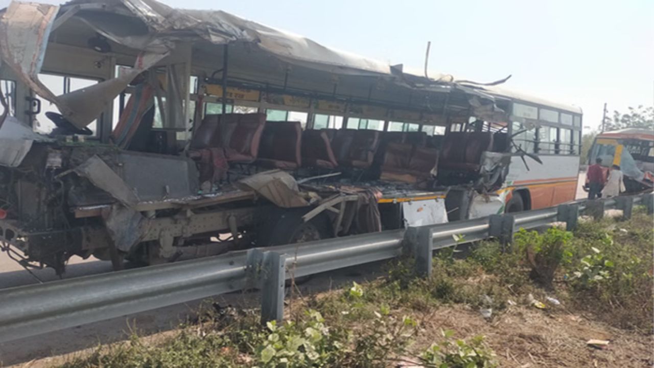 Road Accident in UP: उन्नाव में एक्सप्रेस-वे पर मची चीखपुकार, 3 की मौत, 31 घायल