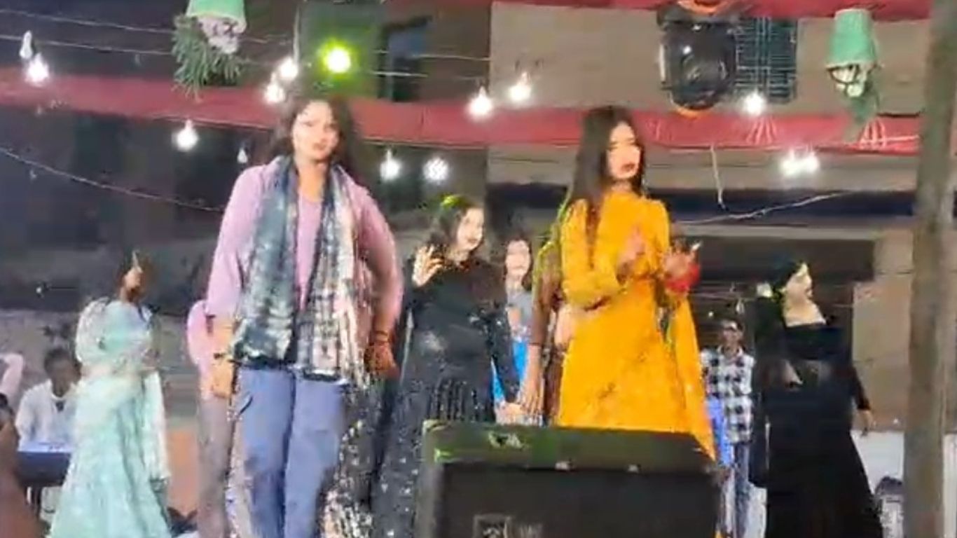 Fatehpur: मंदिर में मर्यादा तार-तार, छोटी काली जी मंदिर में ‘सांस्कृतिक’ कार्यक्रम की आड़ में फूहड़ता! जानें मामला