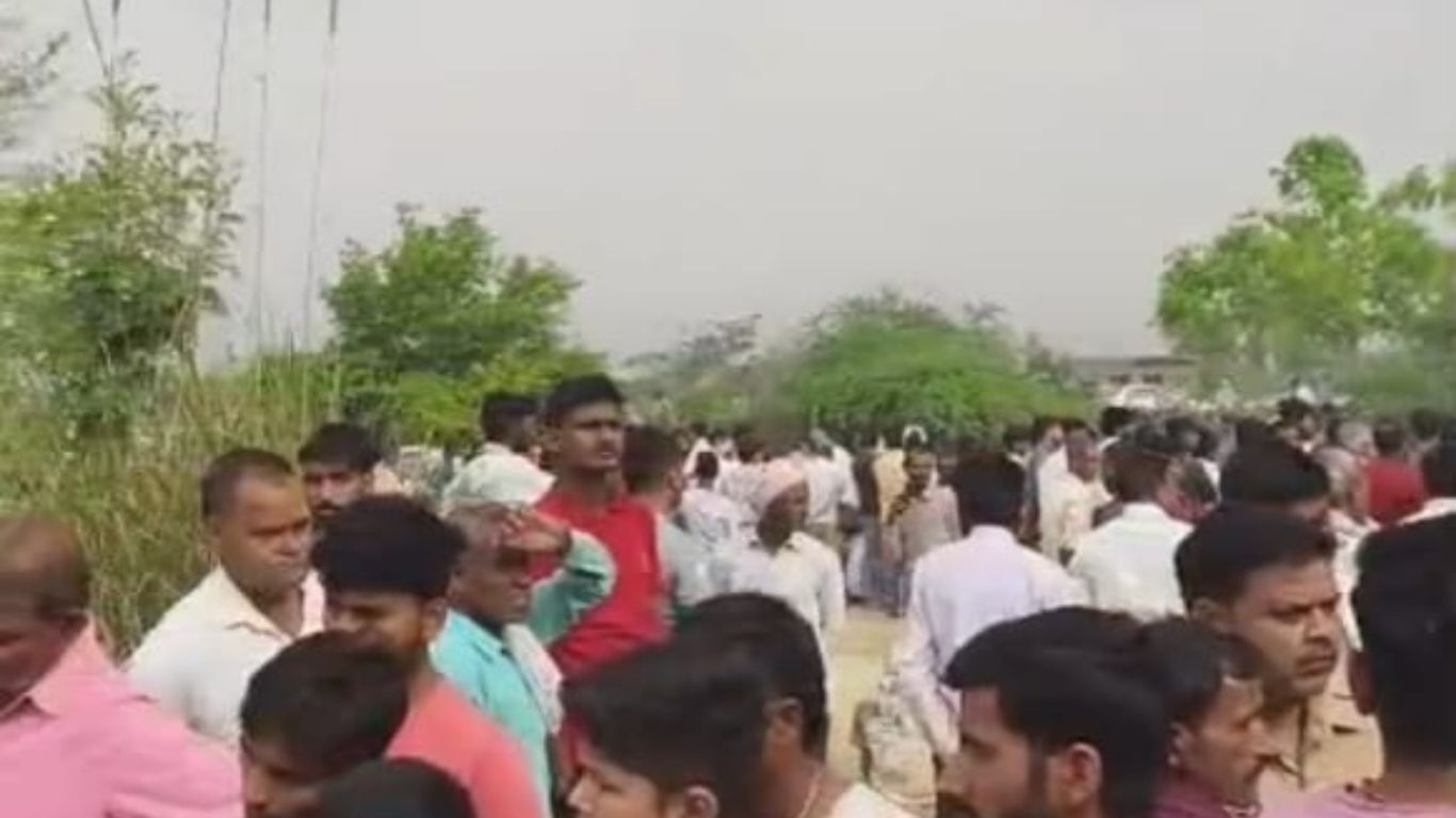 Mainpuri Murder: सेल्समैन की हत्या के बाद पुलिस के खिलाफ ग्रामीणों का हल्लाबोल, आखिर क्यों हो रहा चौकी इंचार्ज का विरोध?