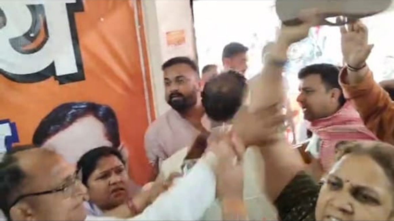 महराजगंज: भाजपा नेता बृजेन्द्र श्रीवास्तव पर महिला ने लगाए गंभीर आरोप, कार्यालय में बैठक के बीच मचा बवाल