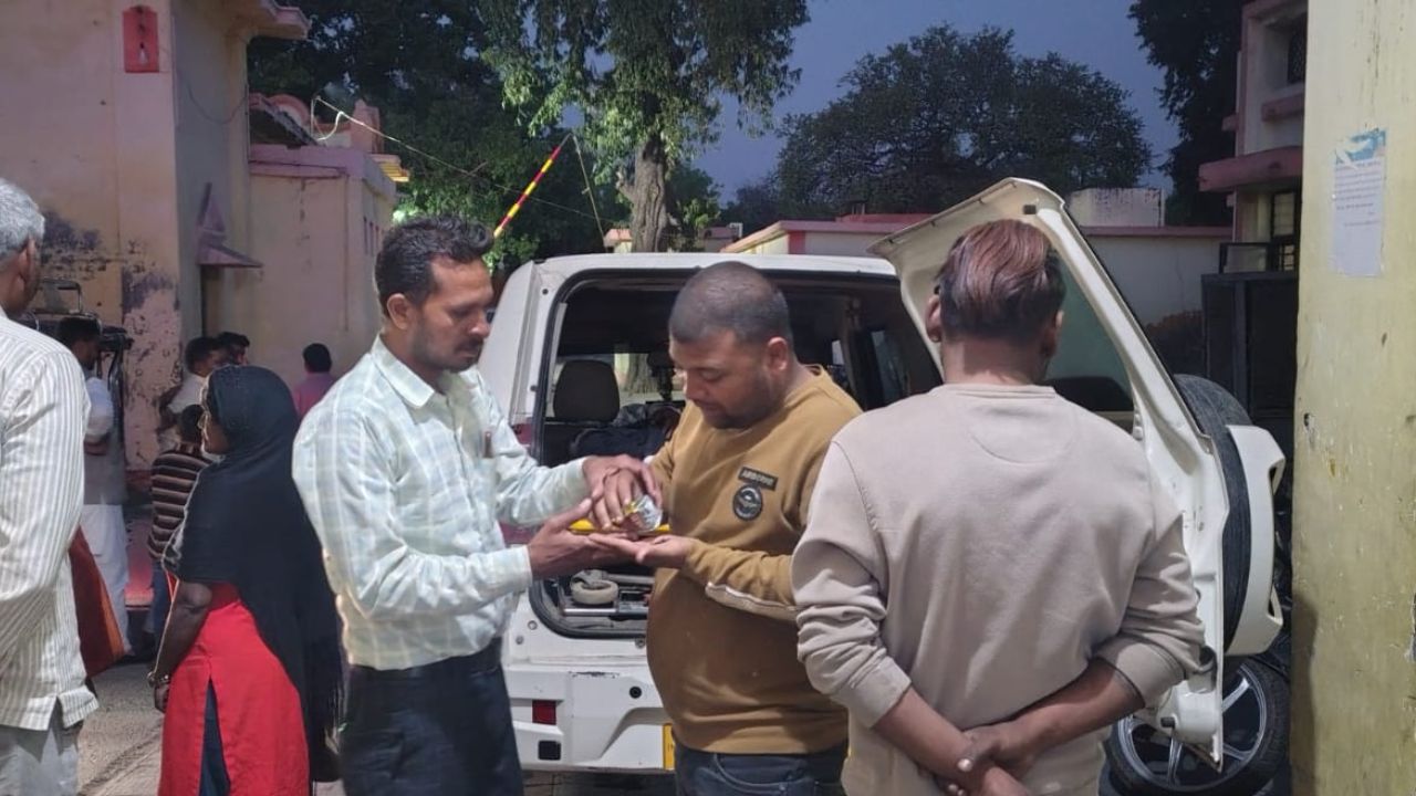 Road Accident: नहीं थम रहा हादसों का कहर! टैंपू ने बाइक सवार को मारी टक्कर, मचा हड़कंप