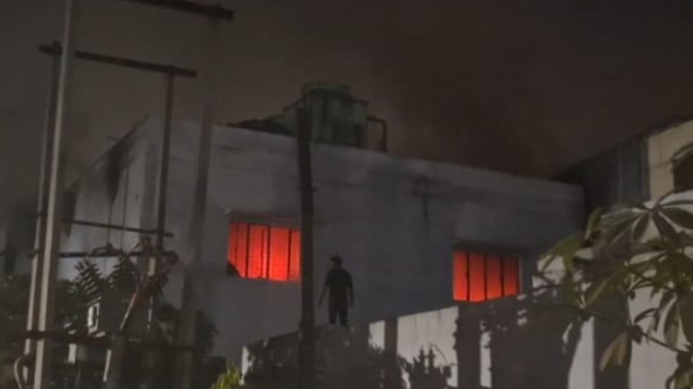 Chandauli Factory Fire: ‘शॉर्ट सर्किट’ या सुरक्षा में बड़ी चूक? करोड़ों की फैक्ट्री जलकर राख, जानें कैसे हुआ हादसा