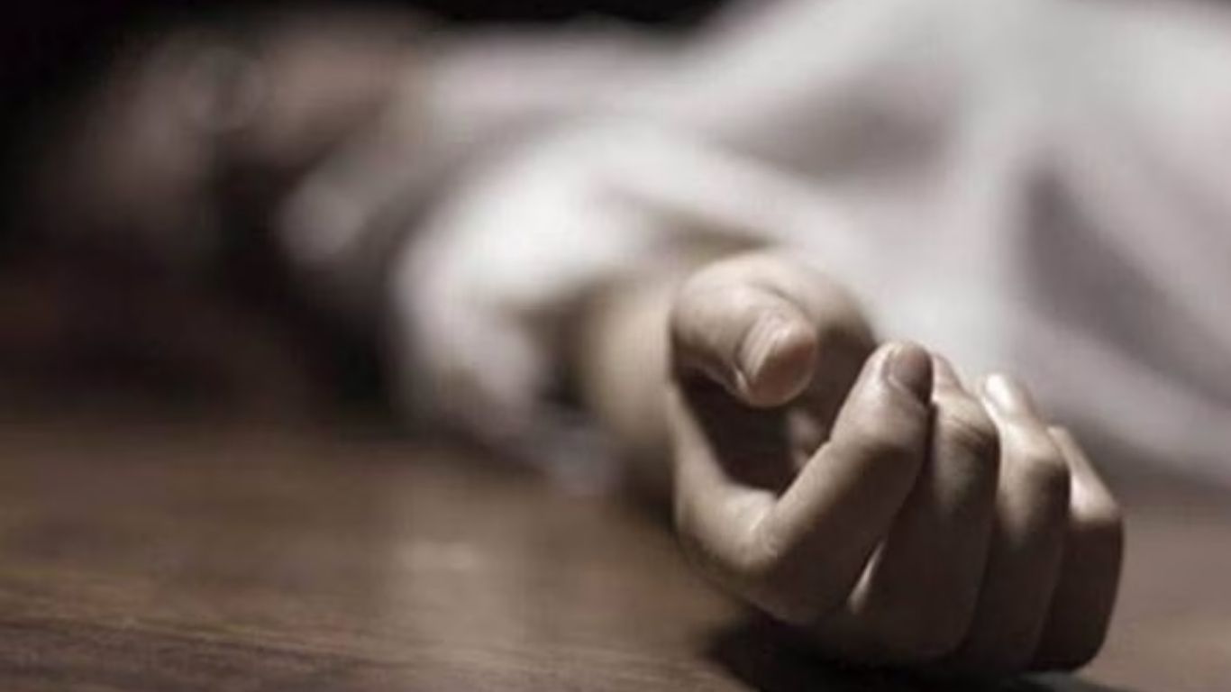 Lucknow News: हंसते-खेलते परिवार ने क्यों चुना मौत का रास्ता? मां-बेटे की मौत; सुसाइड नोट में छिपा राज