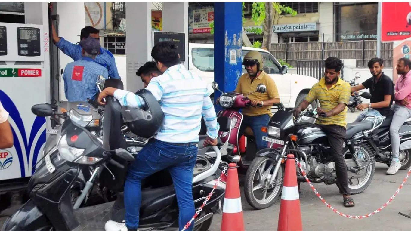LPG Crisis और बढ़ती कीमतों की अफवाहों के बीच सरकार का मास्टरस्ट्रोक, जानिए पेट्रोल-डीजल कितने रुपए होगा सस्ता?