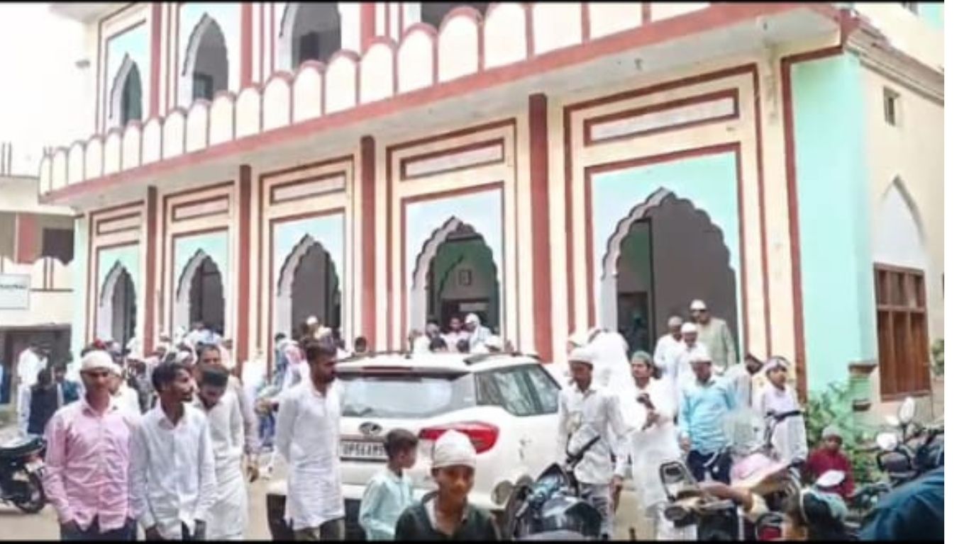 Maharajganj News: कोल्हुई ईदगाह में उमड़ी हजारों की भीड़,  शांतिपूर्ण तरीके से मनाई गई ईद, जानिये क्या रहा खास…