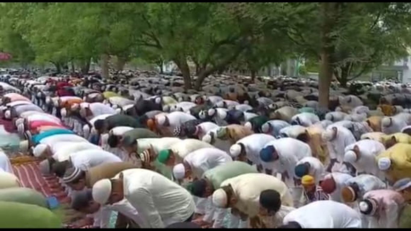 मैनपुरी ईद: नमाज के बाद आखिर किस खास दुआ के लिए एक साथ उठे हजारों हाथ? पढ़ें पूरी खबर