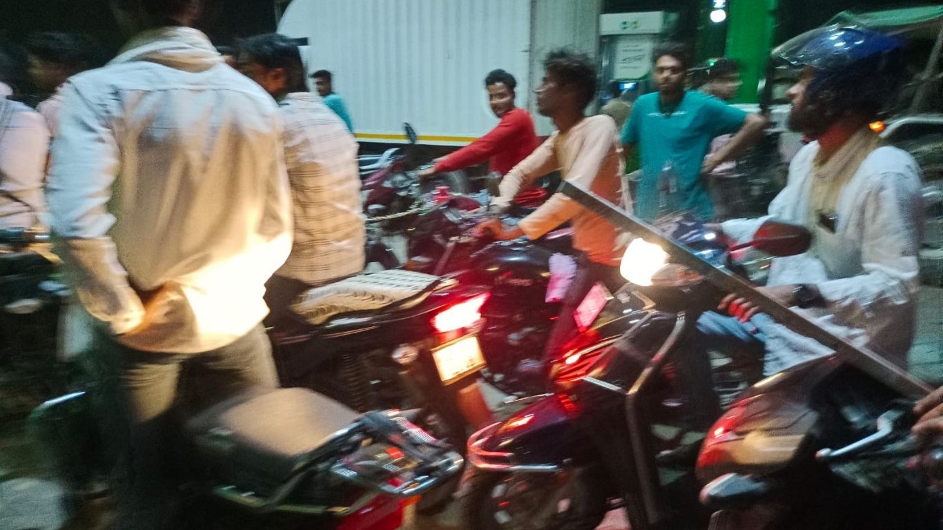 कन्नौज के पेट्रोल पंपों पर आधी रात को क्यों लगी लंबी कतारें, क्या वाकई गहराने वाला है ईंधन का संकट; जानें क्या होगा आगे?