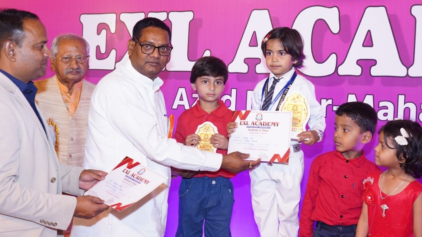 Maharajganj: महराजगंज में एक्सल एकेडमी का वार्षिक सम्मान समारोह, प्रतिभाशाली छात्रों को मिला सम्मान