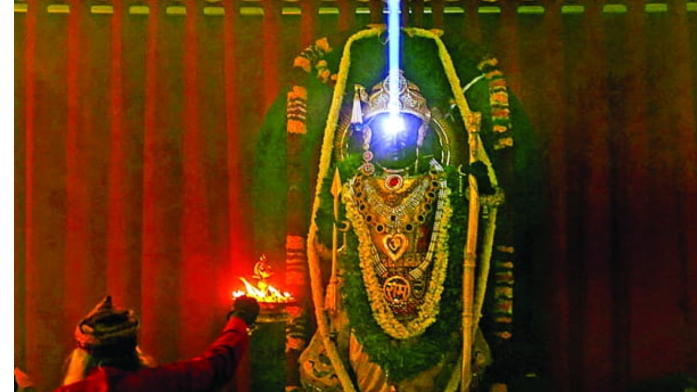 अयोध्या में अद्भुत नजारा: रामनवमी पर भक्तों के बीच रामलला का भव्य सूर्य तिलक, गूंजा ‘जय श्री राम’ का जयघोष