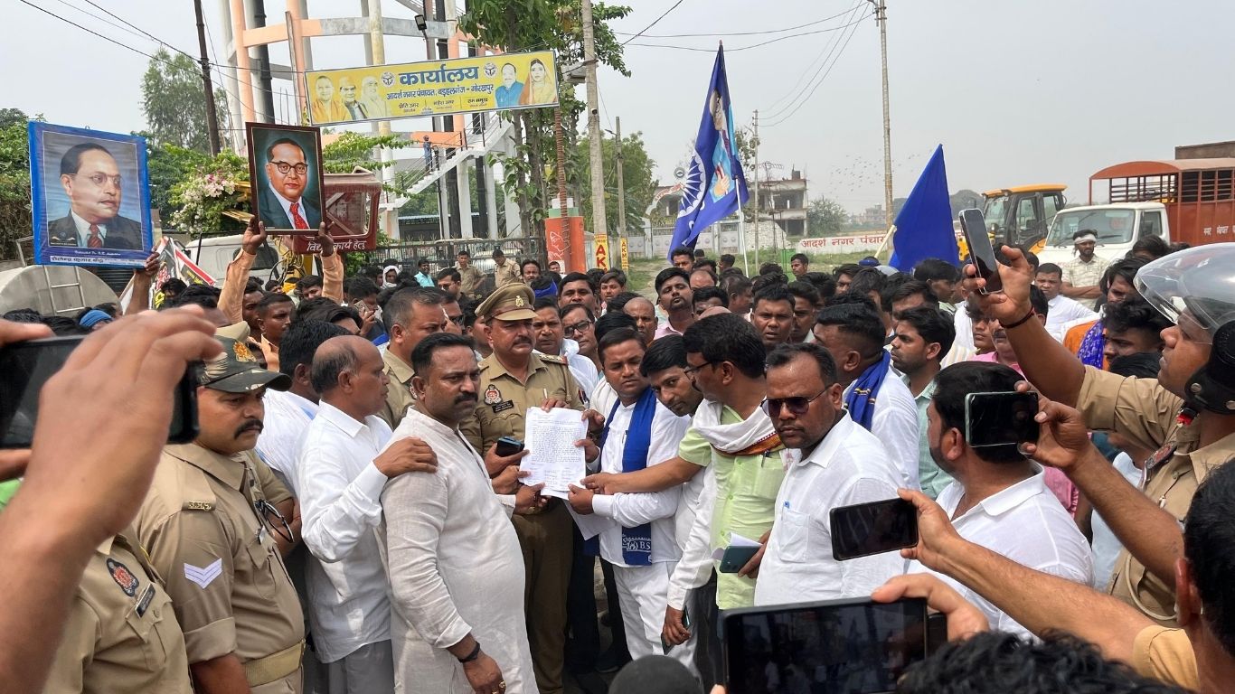 Gorakhpur: बाबा साहब के लिए सड़क पर उतरा बहुजन समाज, कहा- ‘अपमान बर्दाश्त नहीं…’